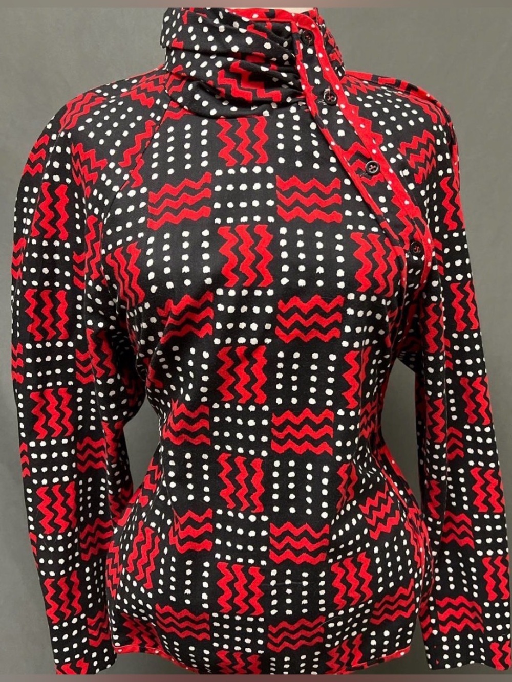 Vintage Jeanne Marc blouse
80s blouse polkadot zigzag, printed blouse